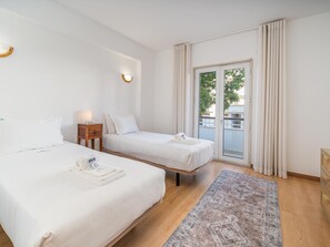 Iron/ironing board, Internet, bed sheets - Bright marina apartment with peaceful lake views (Lagos)