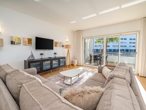 TV - Bright marina apartment with peaceful lake views (Lagos)