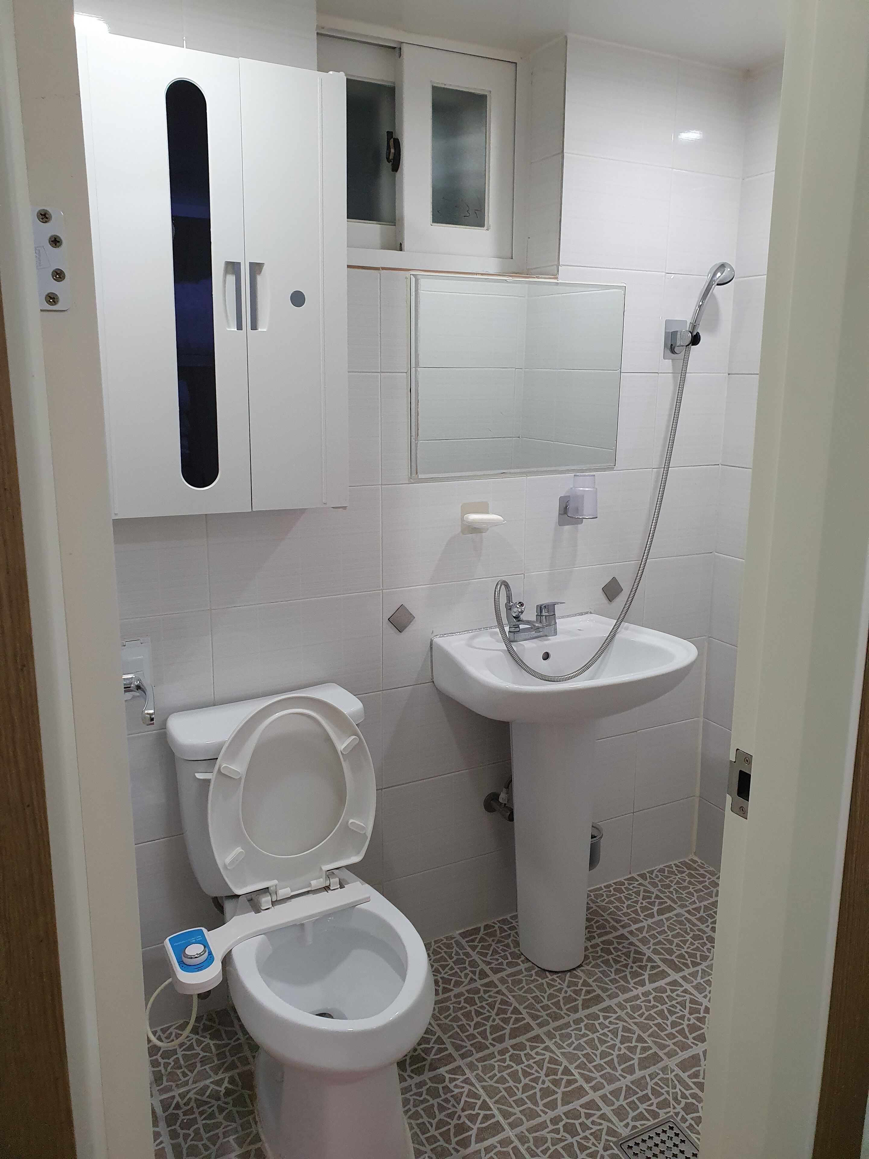 Douche, sèche-cheveux, bidet, serviettes fournies