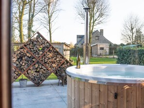 Outdoor spa tub - Luxury wooden house with spa bath and garden (Zwevezele)