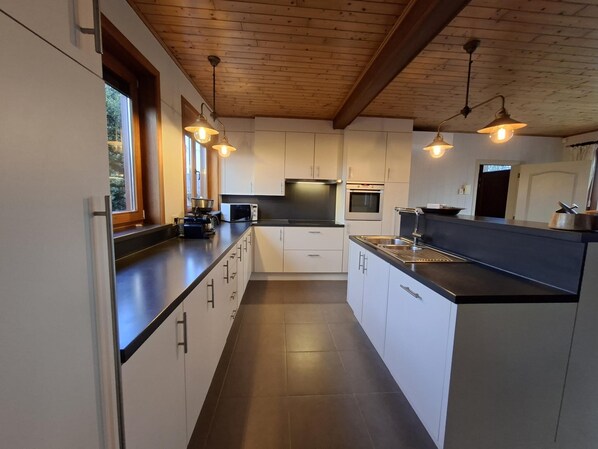 ثلاجة، ميكروويف، فرن، موقد طهي مسطح