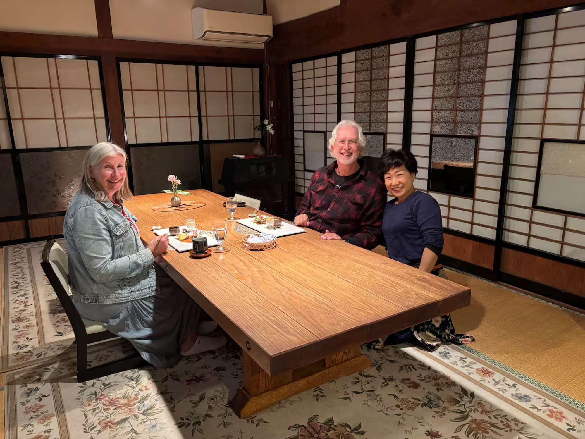 Een traditionele Japanse kamer met tatami vloerbedekking, een lage houten tafel en shoji schermen.