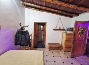Desk, iron/ironing board, free WiFi, bed sheets - Cozy 2-bedroom cabin in Ollantaytambo (Cusco)
