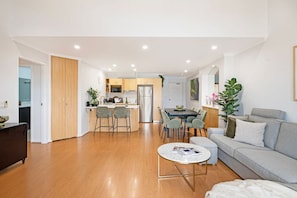 A modern apartment with a kitchen, dining area, and living room. - Adelaide `Hills-View` Retreat (Adelaide)
