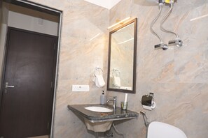 Deluxe Double Room | Bilik Mandi | Pancuran mandi, selipar, sabun, syampu 