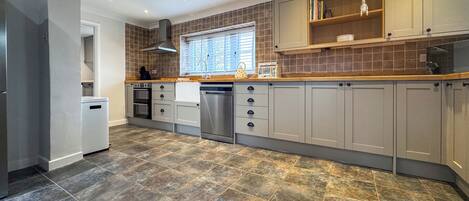 Oppvaskmaskin og høy barnestol