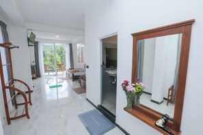 Deluxe driepersoonskamer, balkon, uitzicht op bergen | Luxe beddengoed, bedden met traagschuimmatras, een minibar, gratis wifi