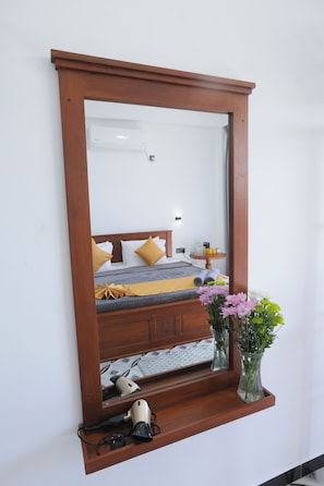 Deluxe-Vierbettzimmer, Balkon, Bergblick | Hochwertige Bettwaren, Betten mit Memory-Foam-Matratzen, Minibar