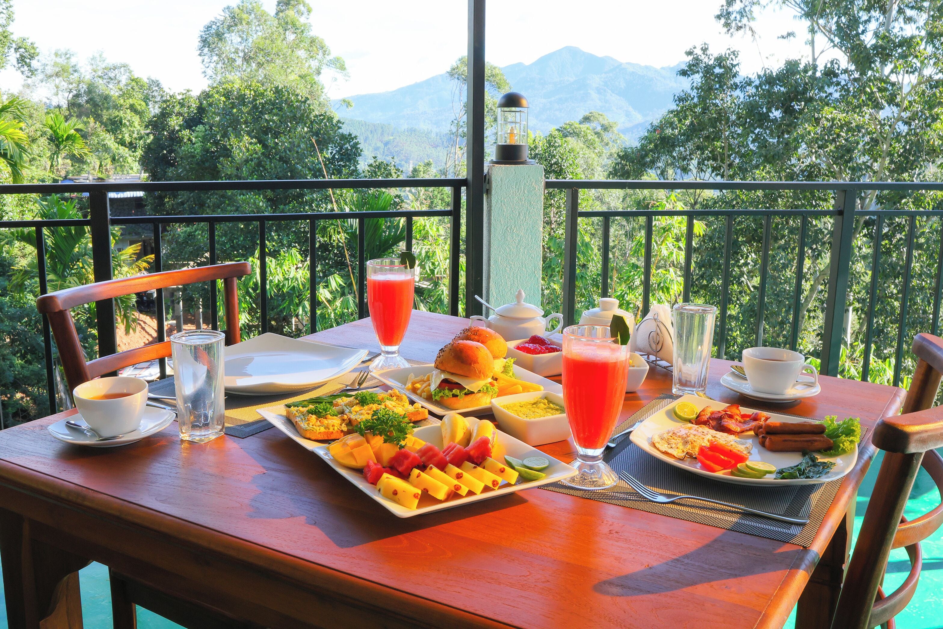 朝食 (コンチネンタル ブレックファスト)、毎日提供 (1 名様 10 USD)