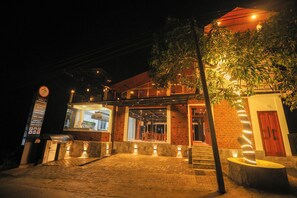 Vista frontal de la propiedad