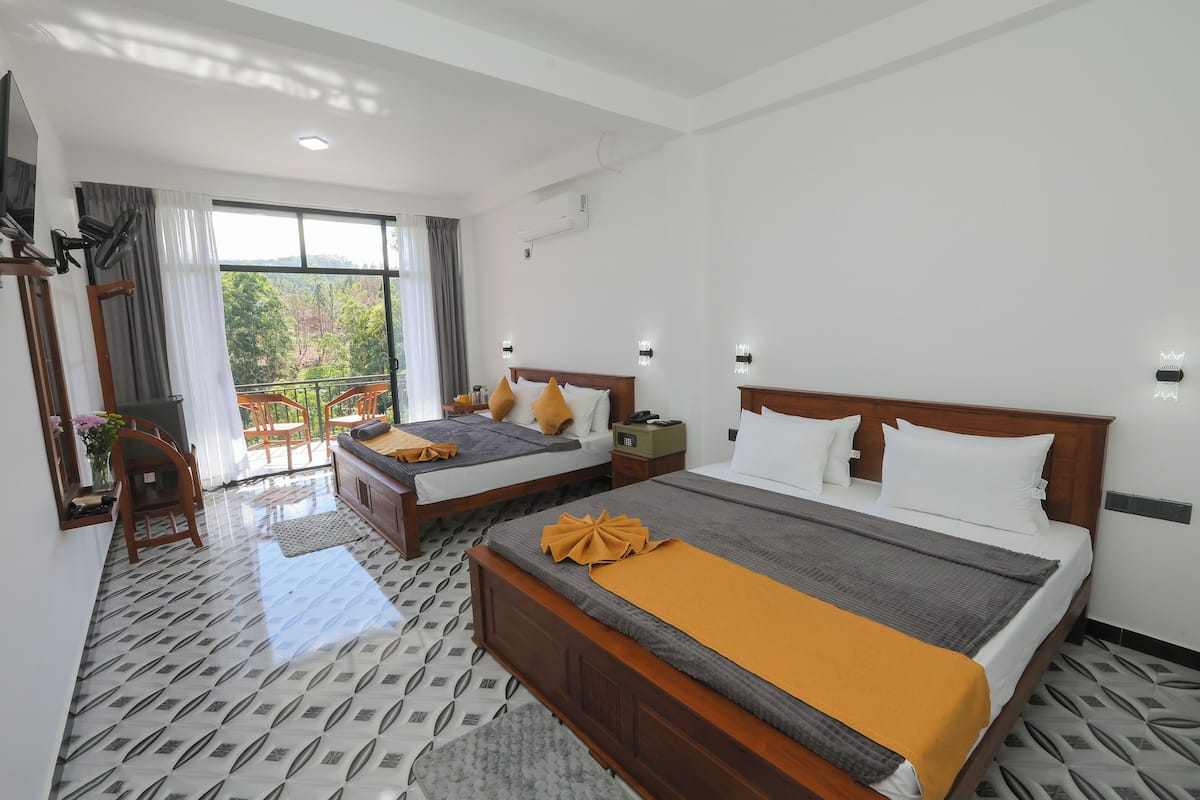 Chambre Quadruple Deluxe, balcon, vue montagne | Literie de qualité supérieure, matelas mémoire de forme, minibar