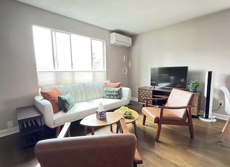Smart TV, fireplace. West Seattle Home - 15 Min to Downtown · Free Parking · AC · W/D