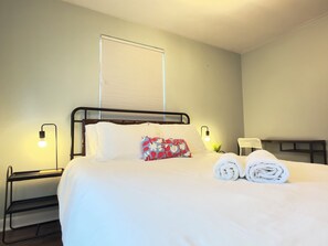 2 bedrooms, desk, iron/ironing board, free WiFi - West Seattle Home - 15 Min to Downtown · Free Parking · AC · W/D (Seattle)