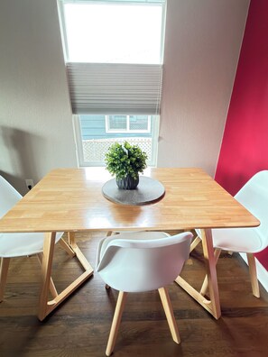 Dining - West Seattle Home - 15 Min to Downtown · Free Parking · AC · W/D (Seattle)