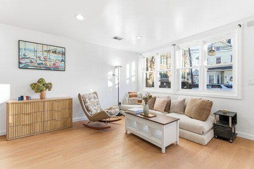 2 bedrooms w/ big living room easy to PATH and EWR