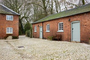 Exterior - BUTLER'S QUARTERS, family friendly, with open fire in Hopton (Matlock)