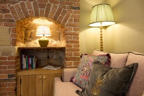 Interior - BUTLER'S QUARTERS, family friendly, with open fire in Hopton (Matlock)