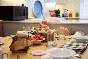 Dining - BUTLER'S QUARTERS, family friendly, with open fire in Hopton (Matlock)