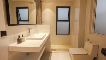 Luxury Double Room | Bathroom | Separate bathtub and shower, hair dryer, towels, shampoo