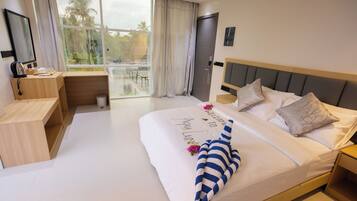 Escritorio, espacio para trabajar con laptop y wifi gratis