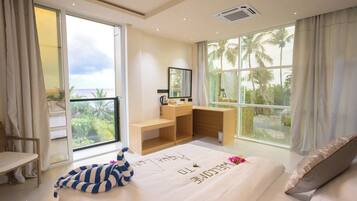 Escritorio, espacio para trabajar con laptop y wifi gratis