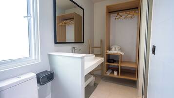 Deluxe Twin Room | Bathroom | Separate tub and shower, hair dryer, towels, shampoo