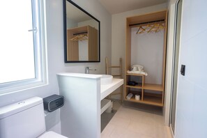 غرفة ديلوكس بسريرين منفصلين | حمام | أحواض استحمام وحجيرات دش منفصلة، مجففات شعر، مناشف، شامبو