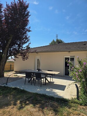 Outdoor dining - Single-storey home ideal for families and workers (Morestel)