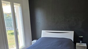 4 bedrooms, iron/ironing board, internet, bed sheets
