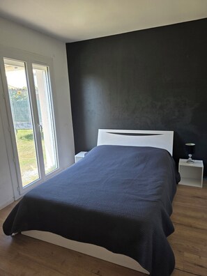 Iron/ironing board, Internet, bed sheets - Single-storey home ideal for families and workers (Morestel)