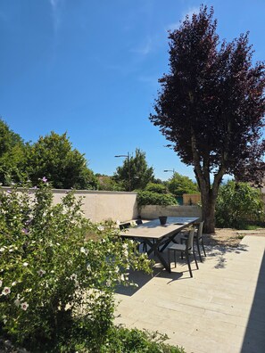 Outdoor dining - Single-storey home ideal for families and workers (Morestel)