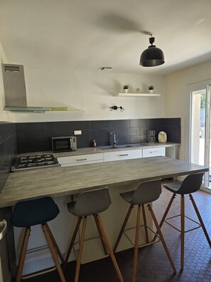 Private kitchen - Single-storey home ideal for families and workers (Morestel)