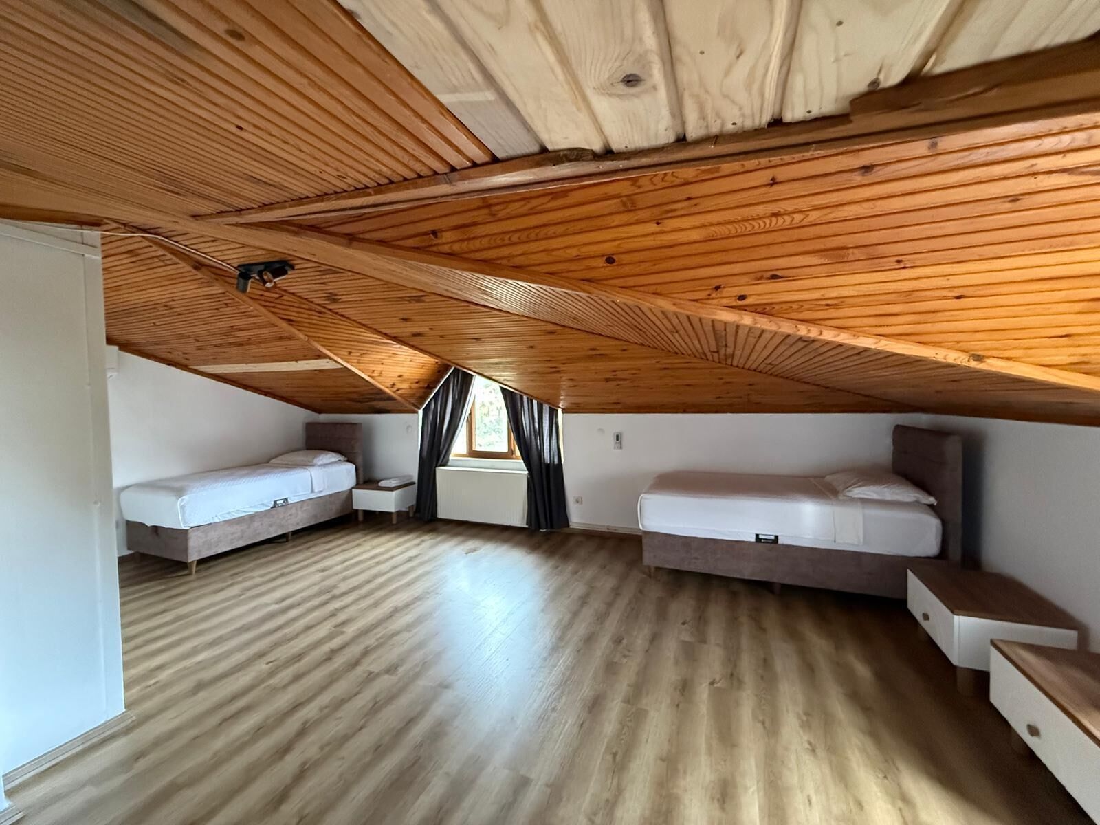 Ropa de cama de alta calidad y tabla de planchar con plancha 