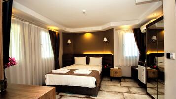 Quarto casal clássico, vista para o jardim | Cofres nos quartos, cortinas blackout, ferros/tábuas de passar roupa