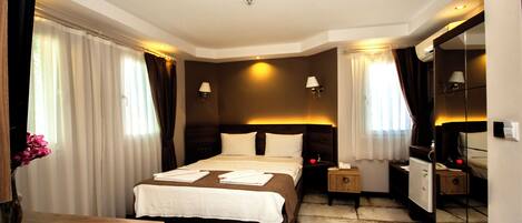 Kamar Double Klasik, pemandangan kebun | Brankas, tirai kedap cahaya, setrika/meja setrika, dan Wi-Fi gratis