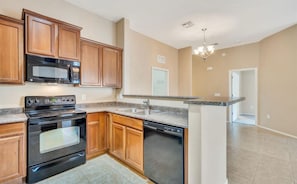 Fridge, microwave, oven, stovetop - Perfect 2-bedroom townhome with AC in quaint Chandler (Chandler)