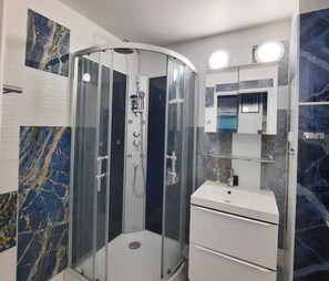 Dusche, Haartrockner, Handtücher, Seife