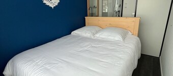 8/10 people at the foot of the slopes La Plagne Centre