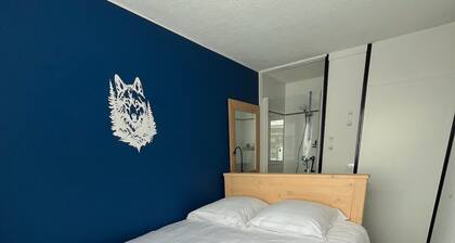 8/10 people at the foot of the slopes La Plagne Centre