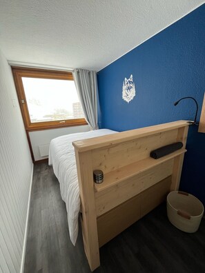 3 bedrooms, bed sheets