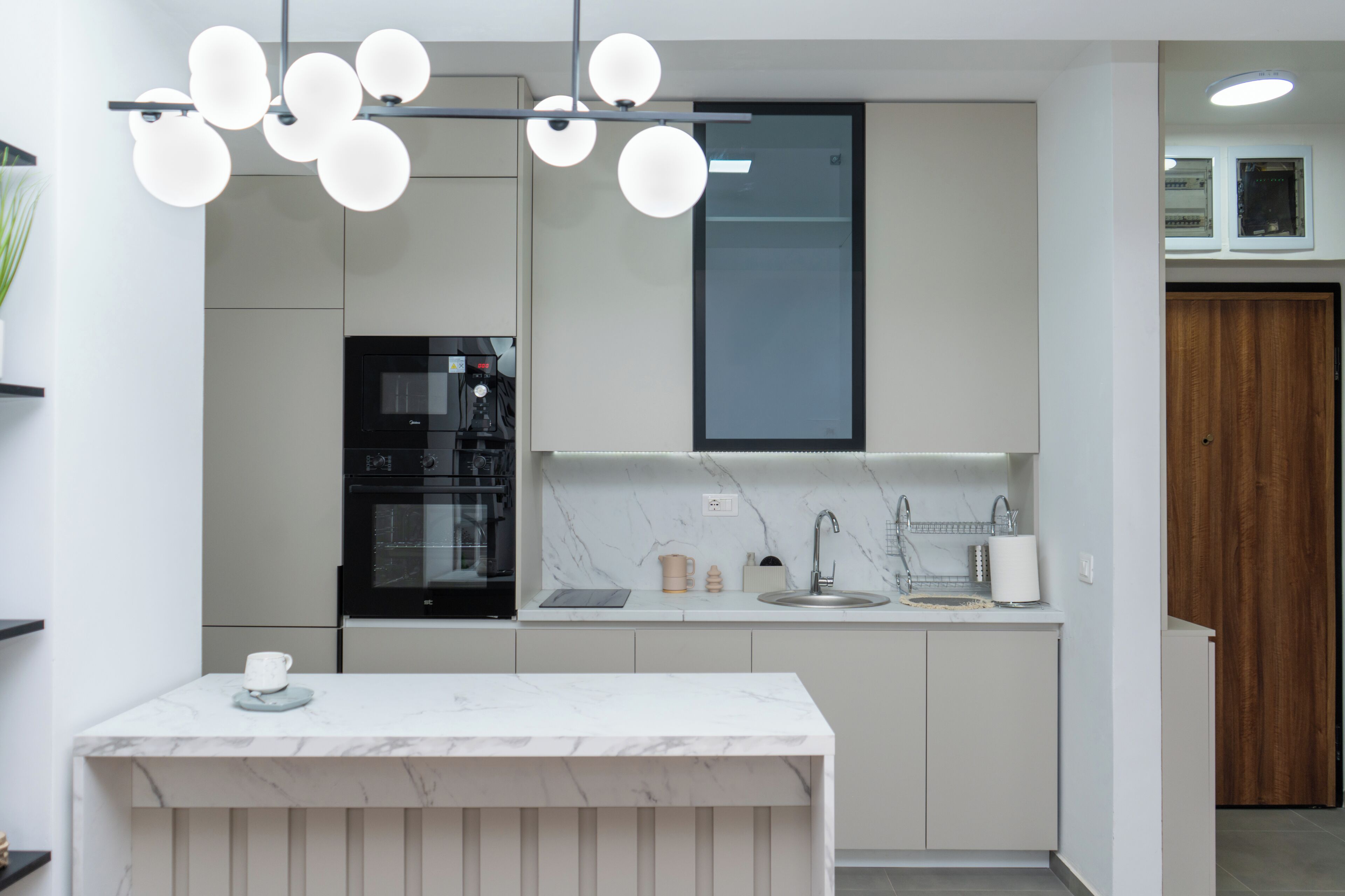 Jääkaappi, mikroaaltouuni, uuni, liesi