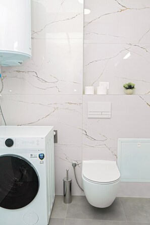 Suihku, hiustenkuivaaja, pyyhkeet, saippua