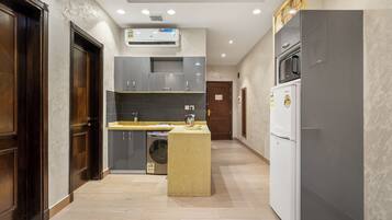 Lemari es, microwave, ketel listrik, dan peralatan masak/sendok-piring