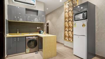 Kjøleskap, mikrobølgeovn og kjøkkenutstyr