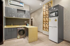 Fridge, microwave, cookware/dishes/utensils - Grand Residence (Riyadh)