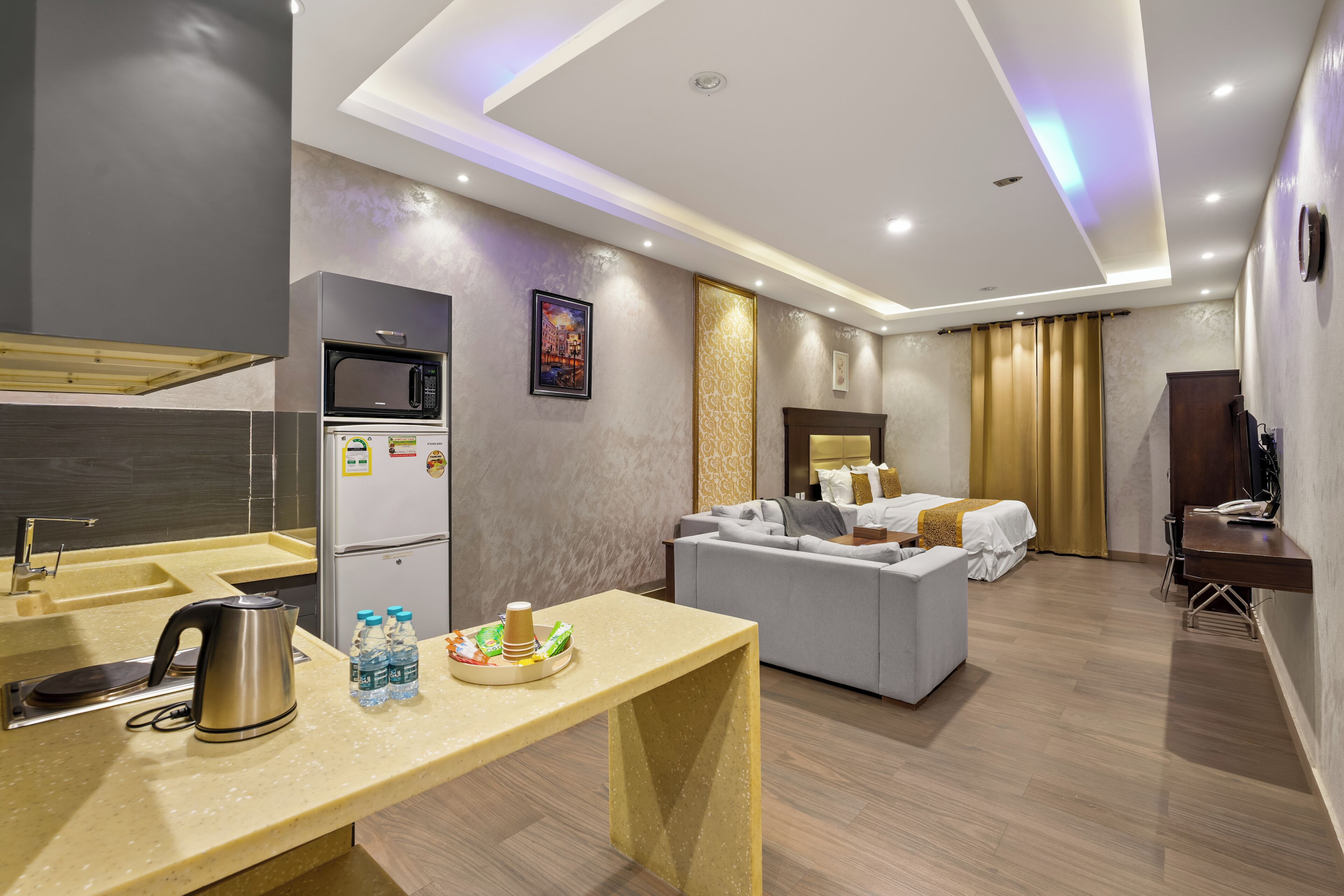 Studio – standard | Skrivebord for bærbar PC og wi-fi (inkludert)