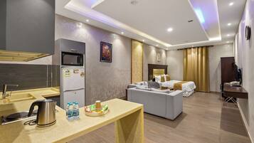 Studio – standard | Skrivebord for bærbar PC og wi-fi (inkludert)