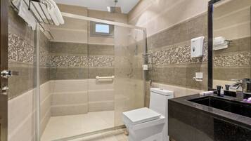 Shower, free toiletries, bidet, towels