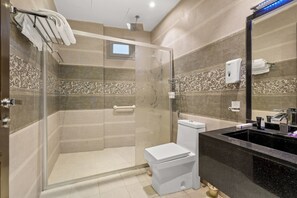 Shower, free toiletries, bidet, towels