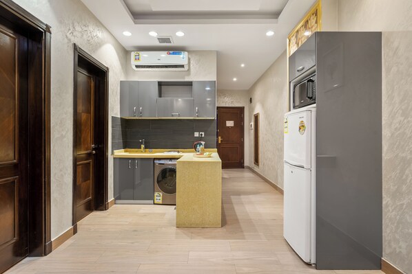 Fridge, microwave, cookware/dishes/utensils - Grand Residence (Riyadh)